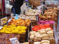 S&uuml;&szlig;kram auf dem Wuchenmarkt in der Provence